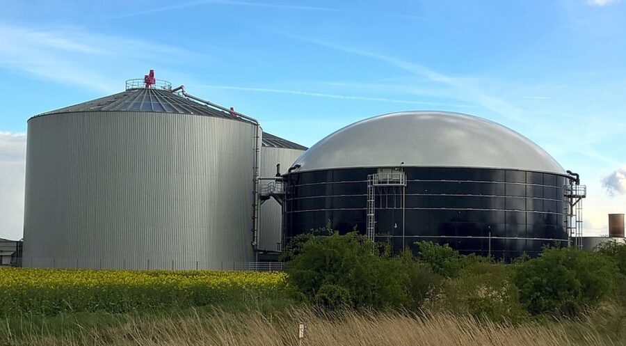 Biogas plant with storage tanks and a dome